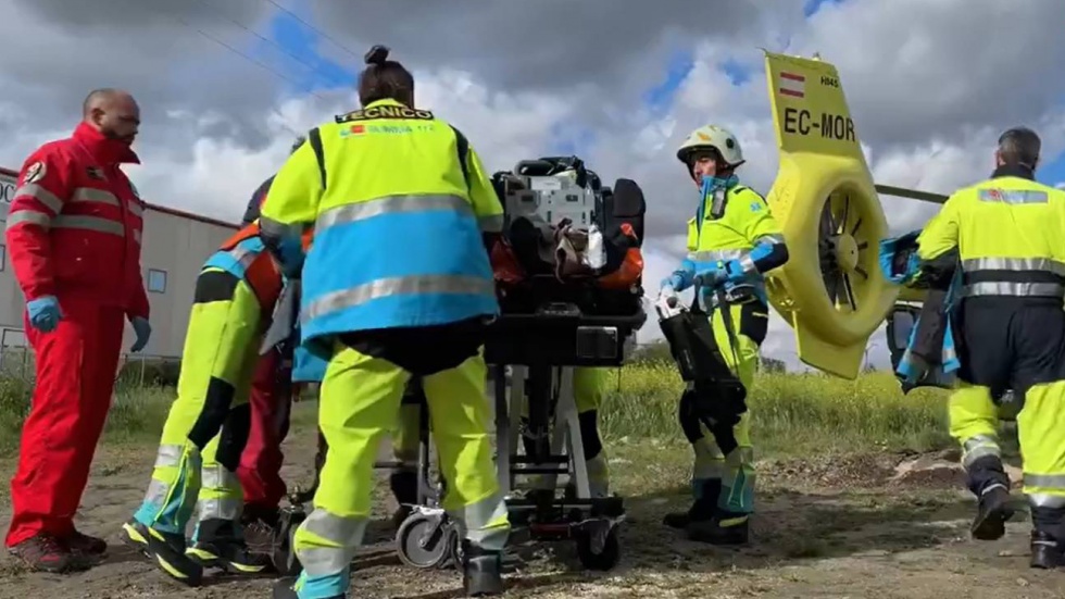 Los sanitarios preparan al trabajador para su traslado en helicóptero | Agencia de Seguridad y Emergencias de la Comunidad de Madrid Los sanitarios preparan al trabajador para su traslado en helicóptero | Agencia de Seguridad y Emergencias de la Comunidad de Madrid