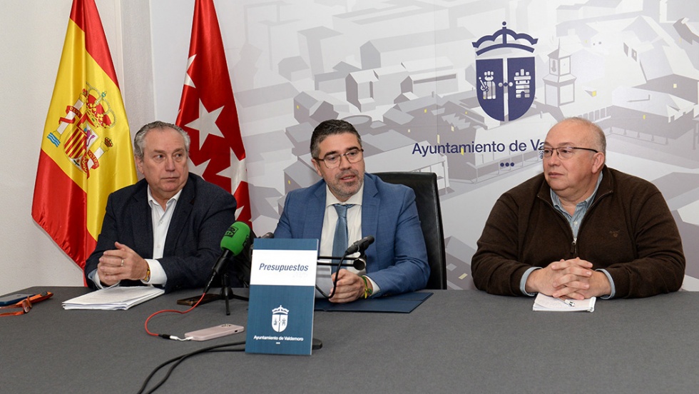 El alcalde y los dos concejales en la rueda de prensa de esta mañana.