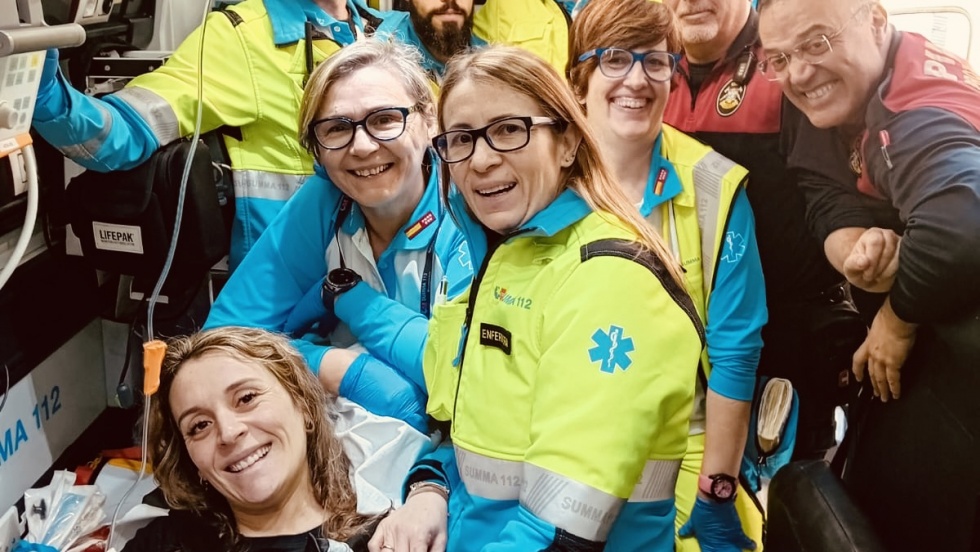 La madre junto al personal del Summa 112 y de PIMER-Protección Civil.