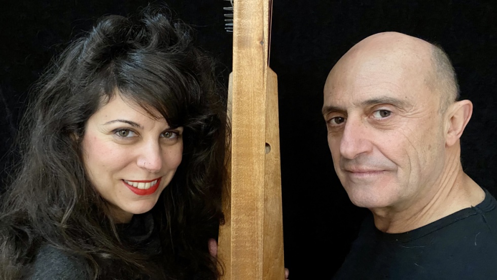 Pepe Viyuela junto a la arpista Sara Águeda.
