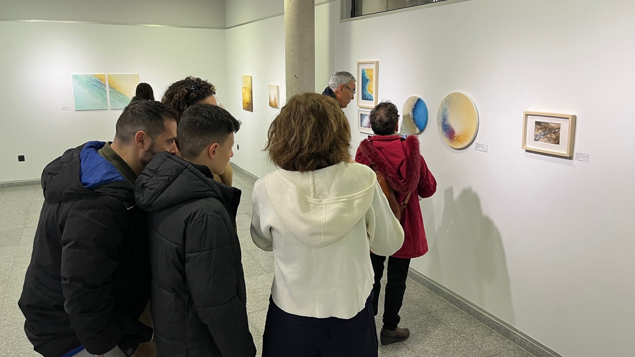 Visitantes en la exposición de 'Momentos'.