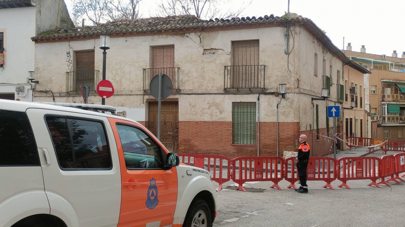 Los efectivos de Protección Civil acordonan la zona.