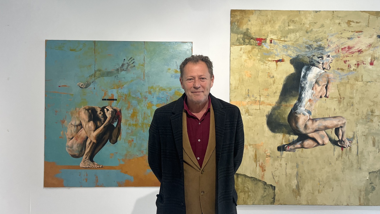 Fernando Hervás con los cuadros 'Victimario' y 'El ángel y el pájaro'.