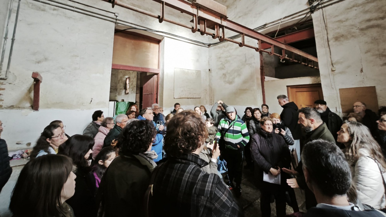 Medio centenar de vecinos visita el antiguo matadero.