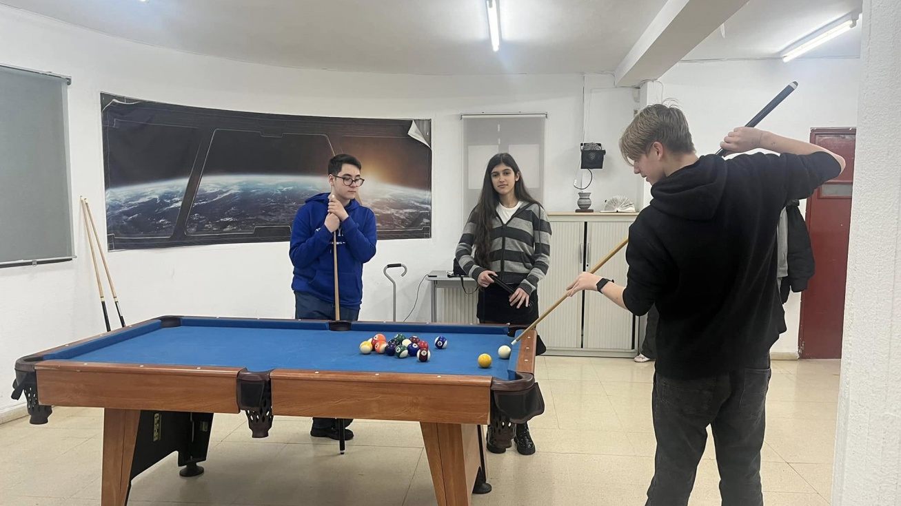 Jóvenes jugando al billar en el Centro Joven Alfonso Elorriaga.