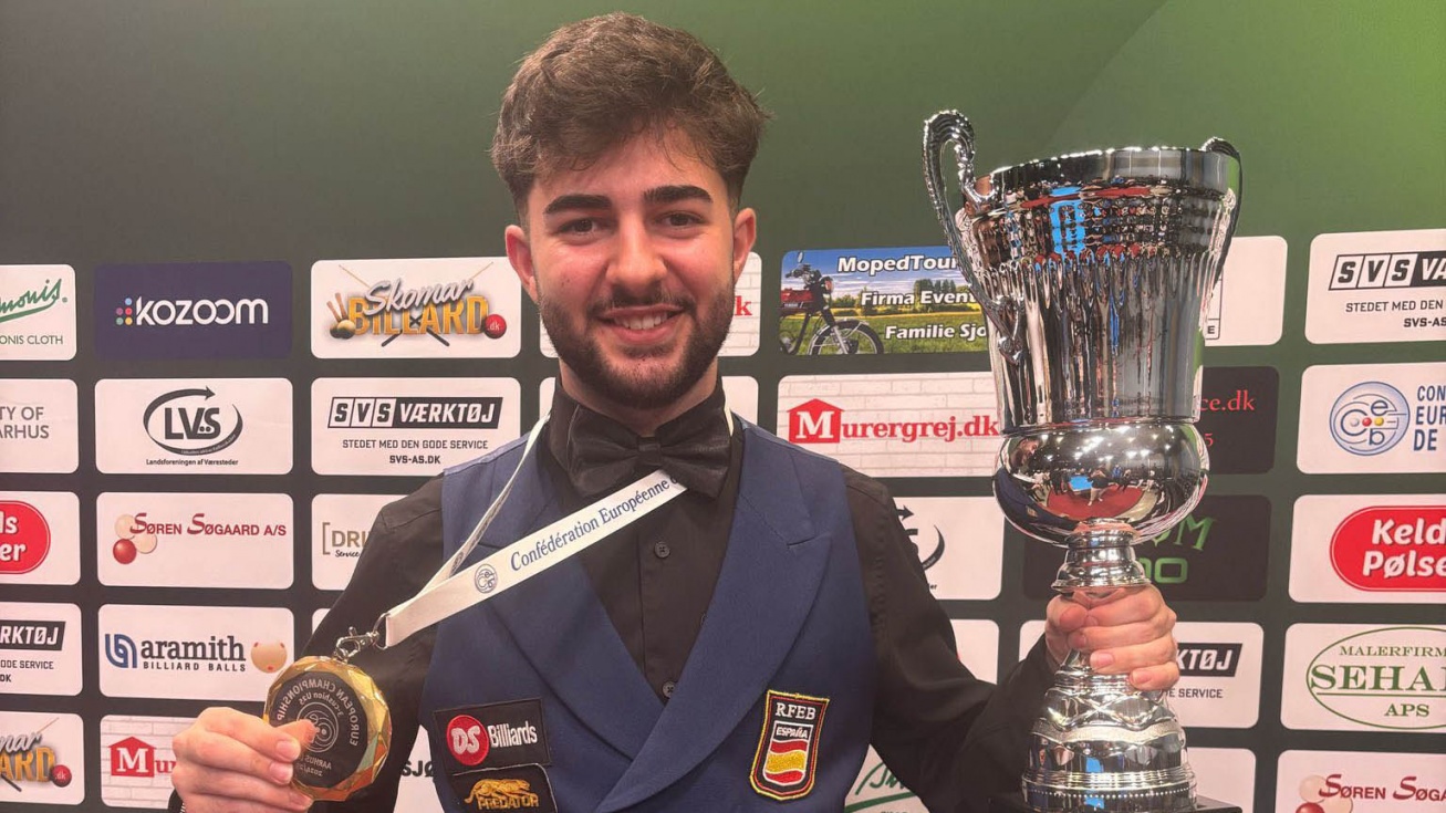 Marcos Morales con la medalla y el trofeo de campeón.