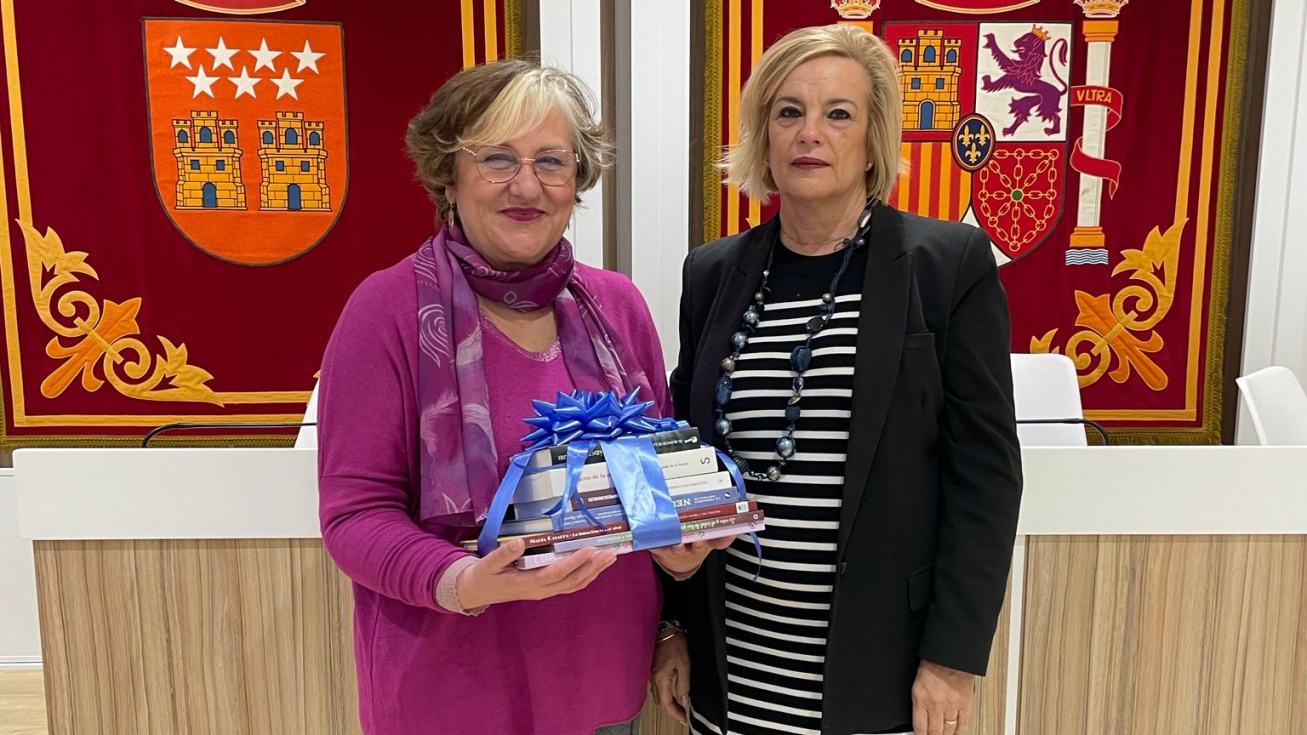 Carmen Fernández posa con su premio junto a la concejala de Igualdad.