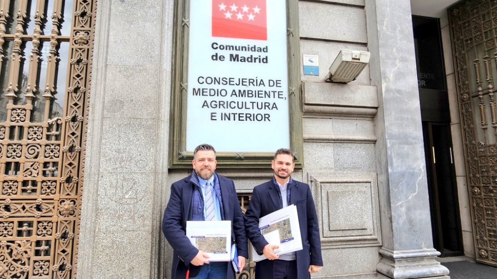 El alcalde y el primer teniente de alcalde en la Consejería de Medio Ambiente.