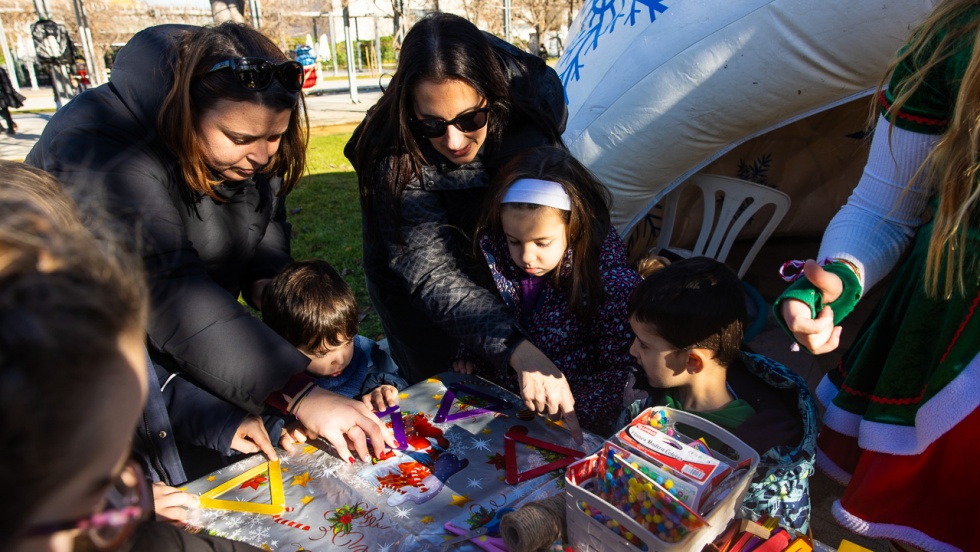 Los niños se divierten haciendo manualidades en la Villa de la Navidad de Pinto.