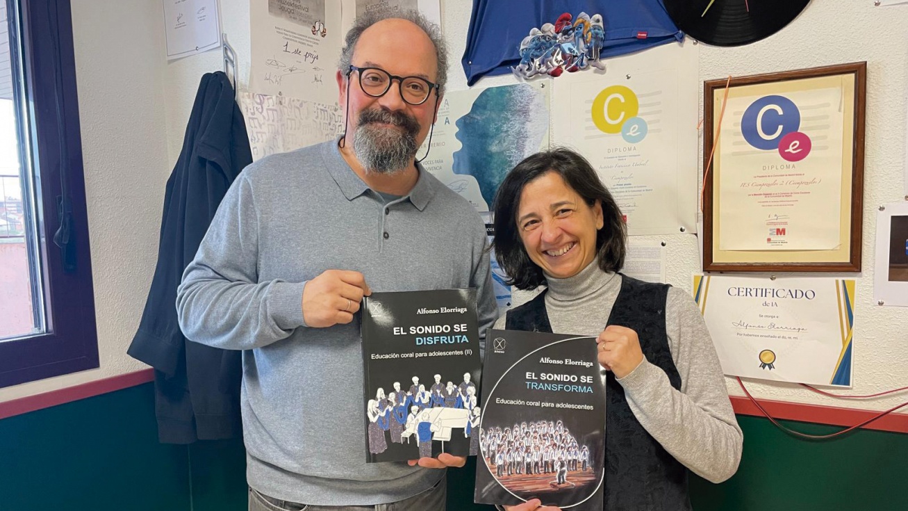 Alfonso Elorriaga y Susana Noeda con los libros.