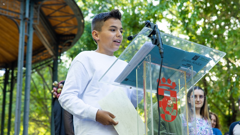 Marcos Hellín en la entrega de premios a los ganadores del I Certamen Joven de Relatos Breves de Pinto.