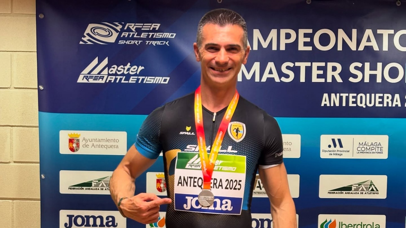 Jonathan Orozco con su medalla de plata.
