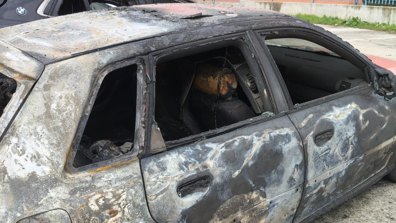 Uno de los veh&iacute;culos calcinados.