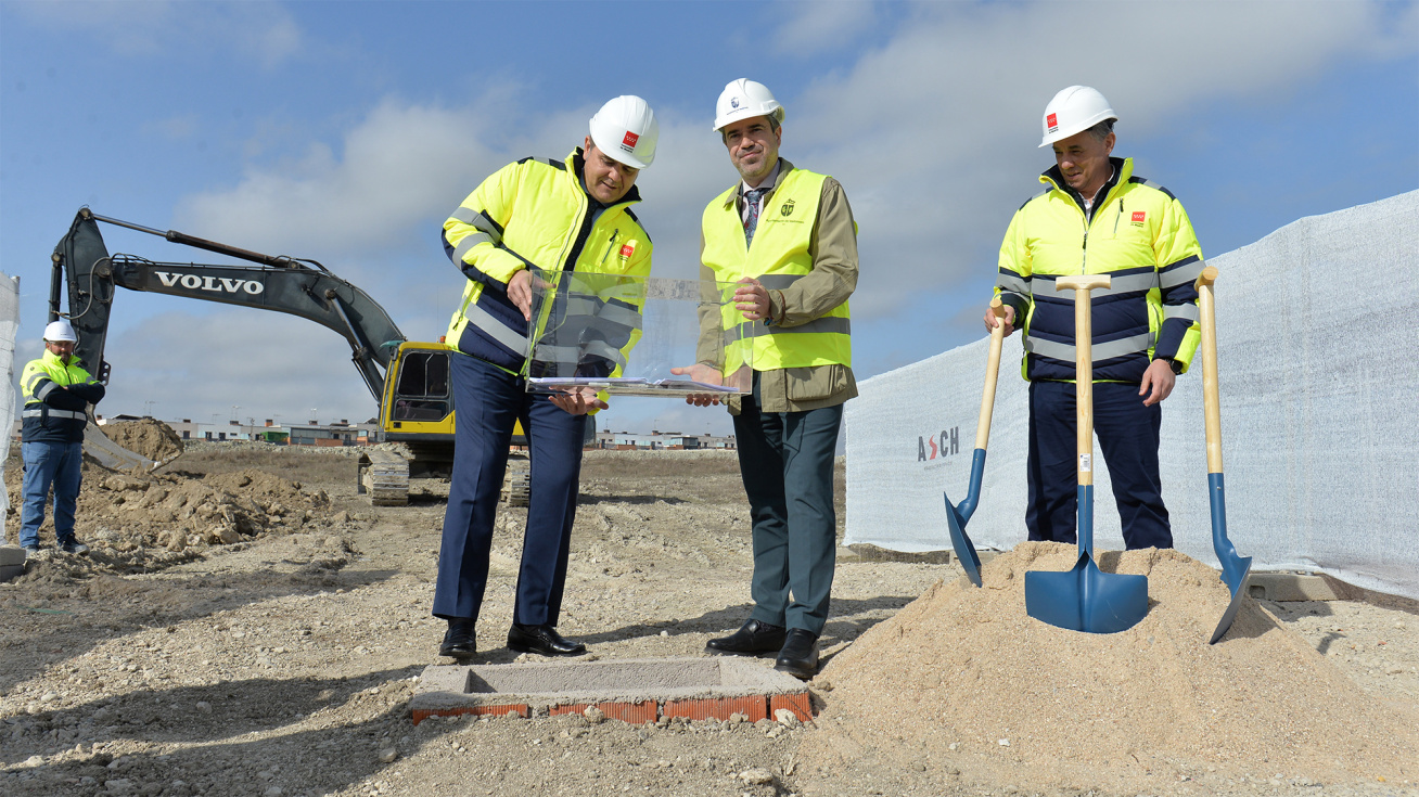 El consejero Jorge Rodrigo y el alcalde, David Conde, colocaron la primera piedra de la promoci&oacute;n.