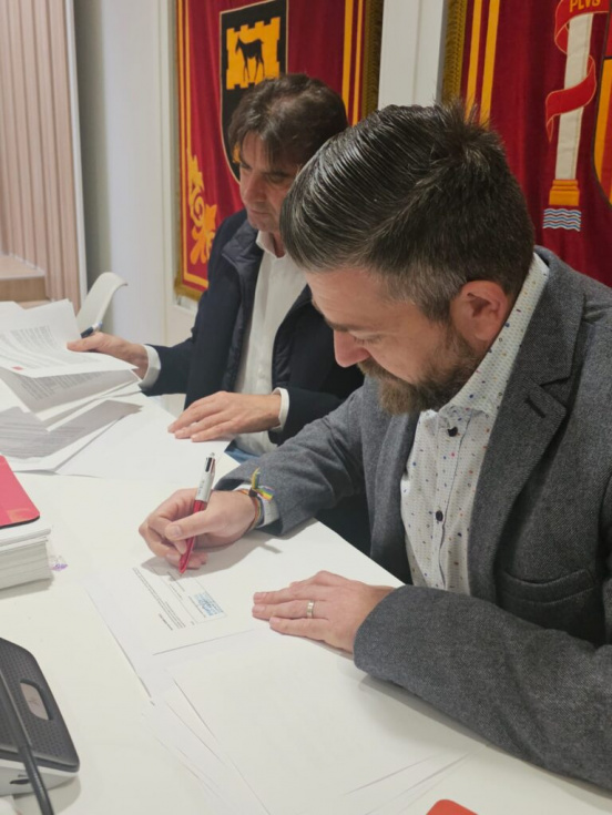 Momento de la firma del convenio.