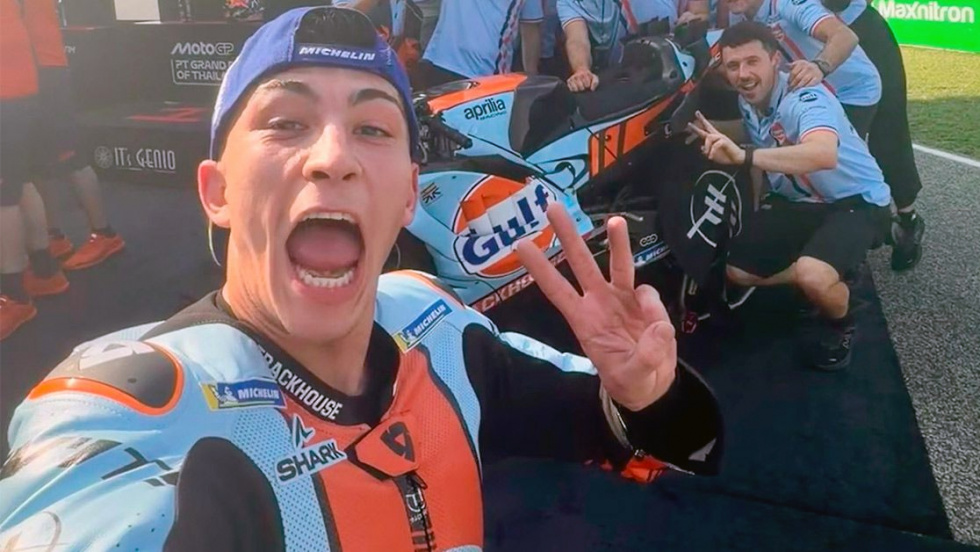 Ra&uacute;l Fern&aacute;ndez celebra el tercer puesto conseguido en Tailandia.