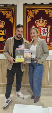 Borja Jiménez recoge su premio como ganador del Concurso de Relatos de Amor de San Martín de la Vega.