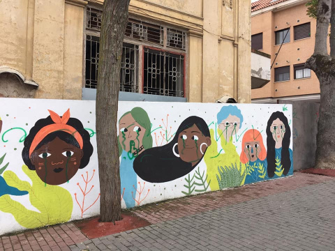 Atacan el mural feminista de Ciempozuelos con pintadas de Vox.