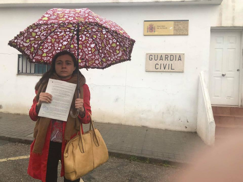 Raquel Jimeno, portavoz del PSOE de Ciempozuelos, denuncia las pintadas "de Vox" en su sede.