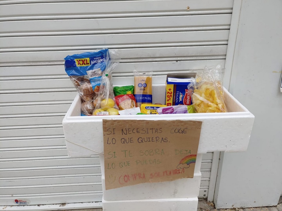 Caja con comida para las personas más vulnerables durante la crisis del coronavirus en Pinto.