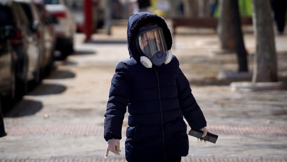 Un niño con una máscara y guantes en Valdemoro. | Foto: El Periódico.