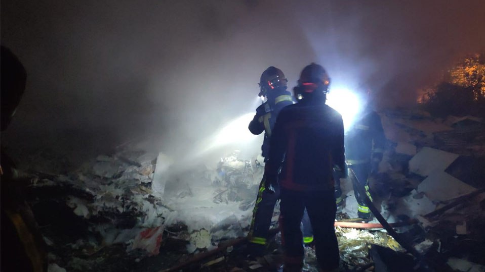 Los bomberos tratan de sofocar el fuego provocado en el pol&iacute;gono La Postura de Valdemoro. | Foto: Polic&iacute;a Local de Valdemoro.