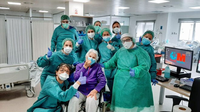María, junto al profesional sanitario del Hospital Infanta Elena de Valdemoro.