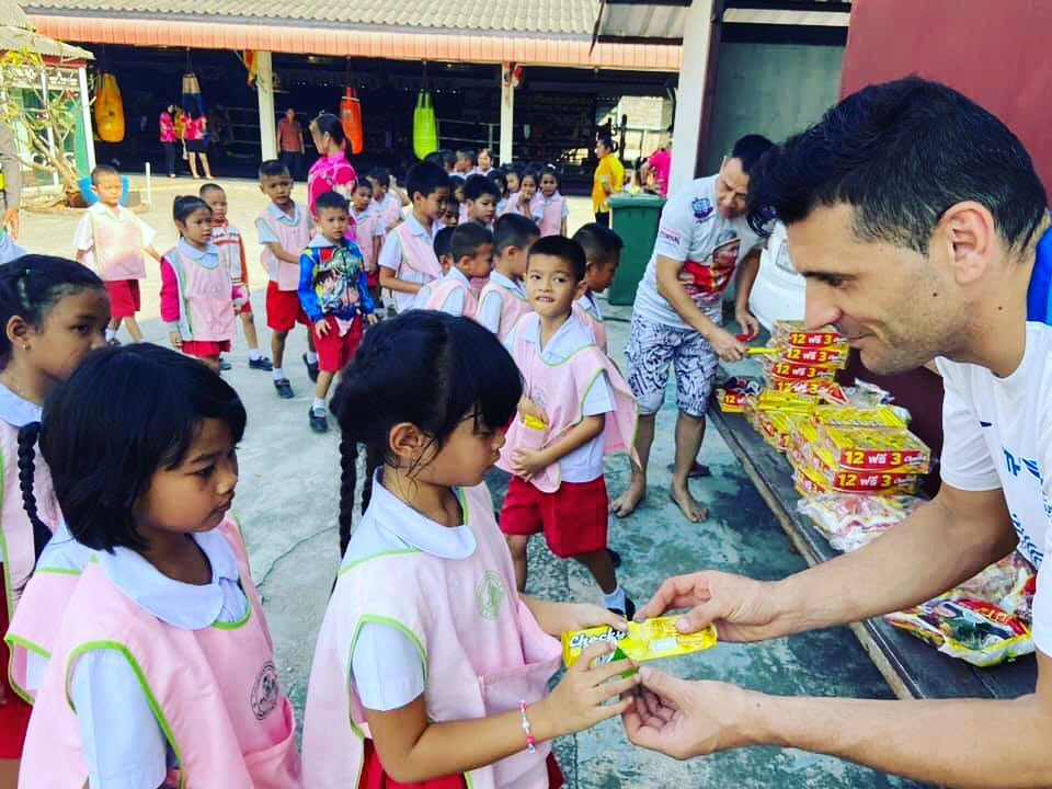 Javier Navarro repartiendo comida durante su estancia en Tailandia.