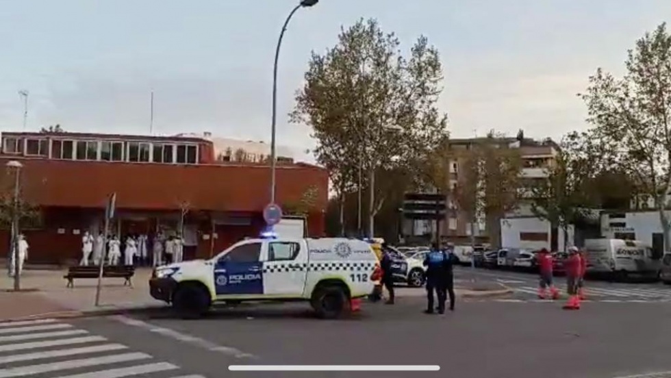 Policía Local aplaude al personal del centro de salud de Parque Europa | Imagen: Policía Local de Pinto.