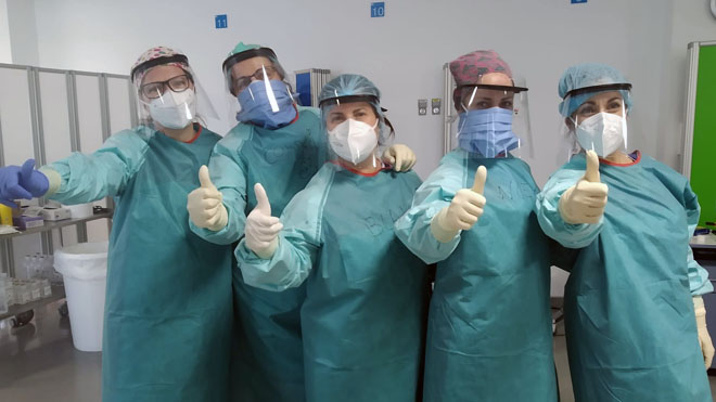 Parte del equipo sanitario del hospital Infanta Elena de Valdemoro que se enfrenta al coronavirus.