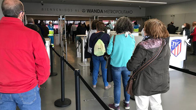 Entrada al estadio, minutos antes de recibir la vacuna.
