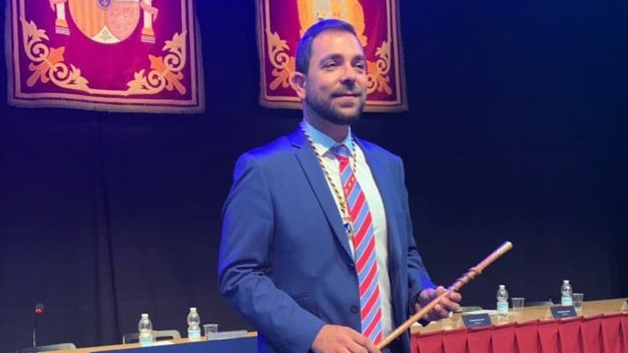 Sergio Parra, recoge el bastón de mando del Ayuntamiento de Valdemoro como alcalde en junio de 2019.