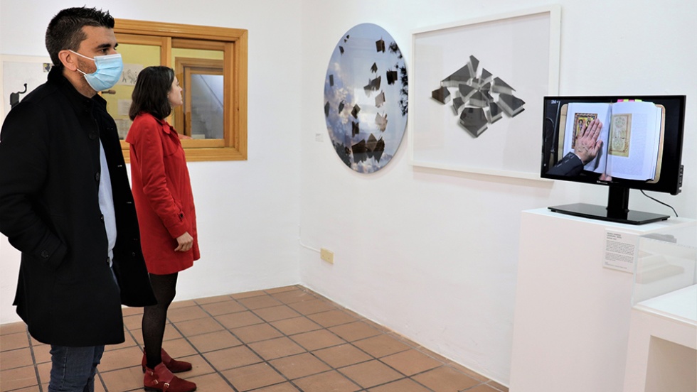 La alcaldesa, Raquel Jimeno, junto al concejal de Cultura en su visita a la exposición.
