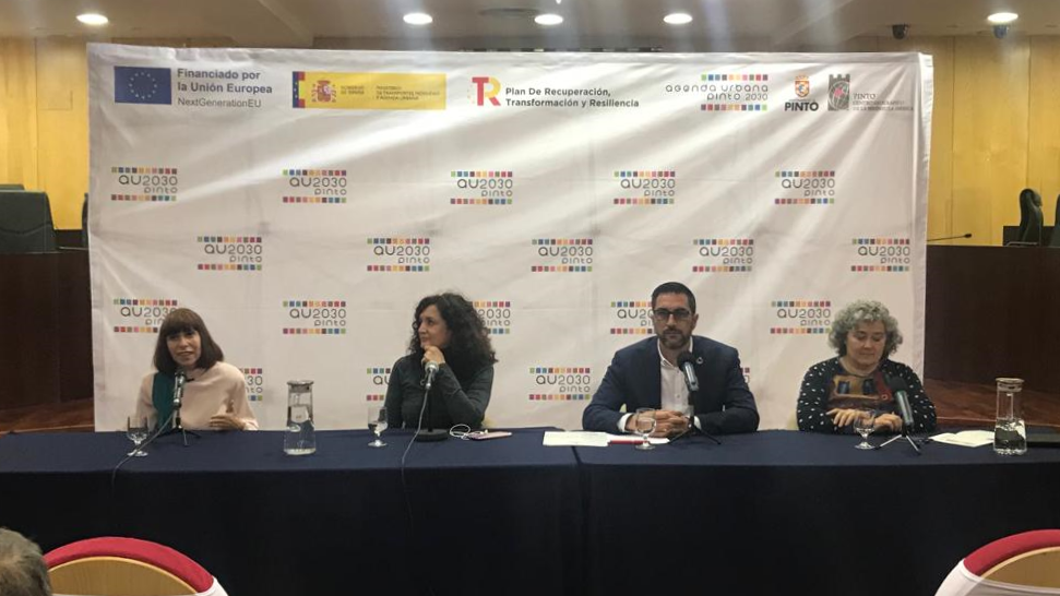 Elena de Frutos, Paloma García, Diego Ortiz y Flor Reguilón (de izq. a dcha.) en la presentación de la Semana de la Moda Sostenible en Pinto.