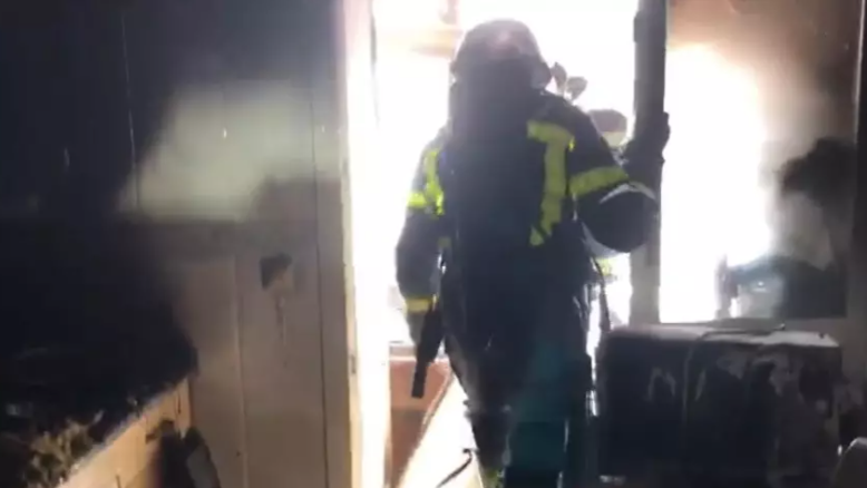 Bomberos en la cocina incendiada| Emergencias de la Comunidad de Madrid