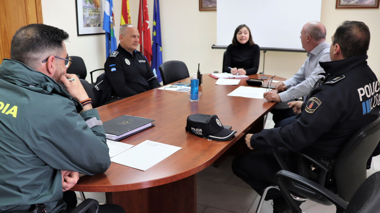 Raquel Jimeno con los representantes de los cuerpos y fuerzas de seguridad de Ciempozuelos.