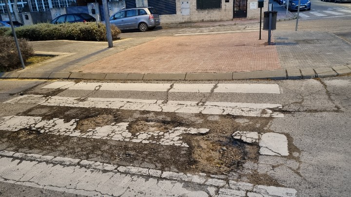 Paso de peatones de la calle Hispanoamérica, esquina calle Bolivia. | Fotodenuncia de @i_roga.