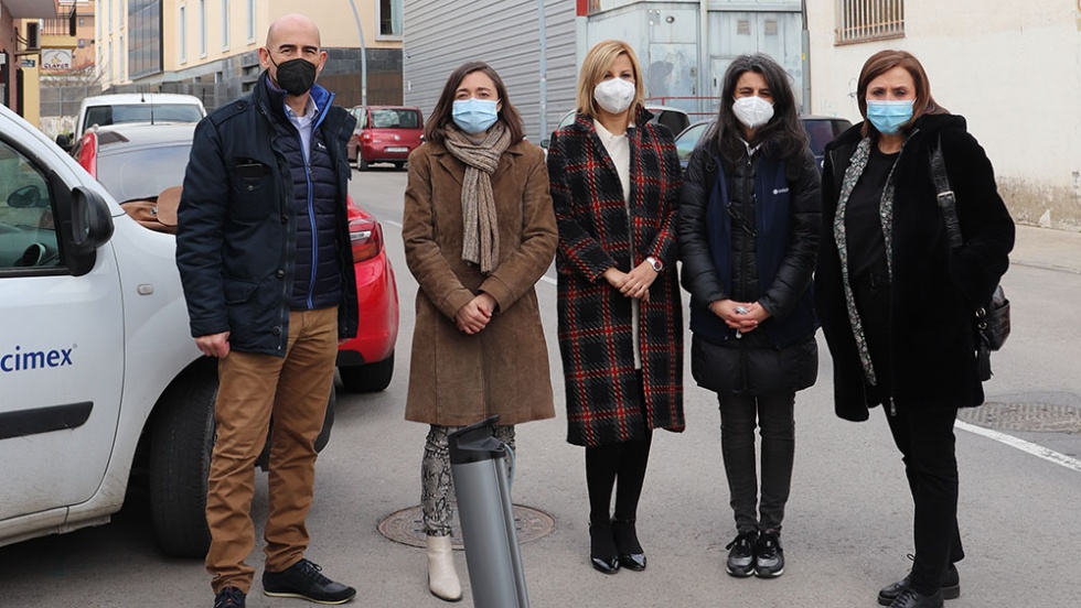 Miembros de la corporación municipal de Ciempozuelos, junto al responsable de la empresa de control de plagas.