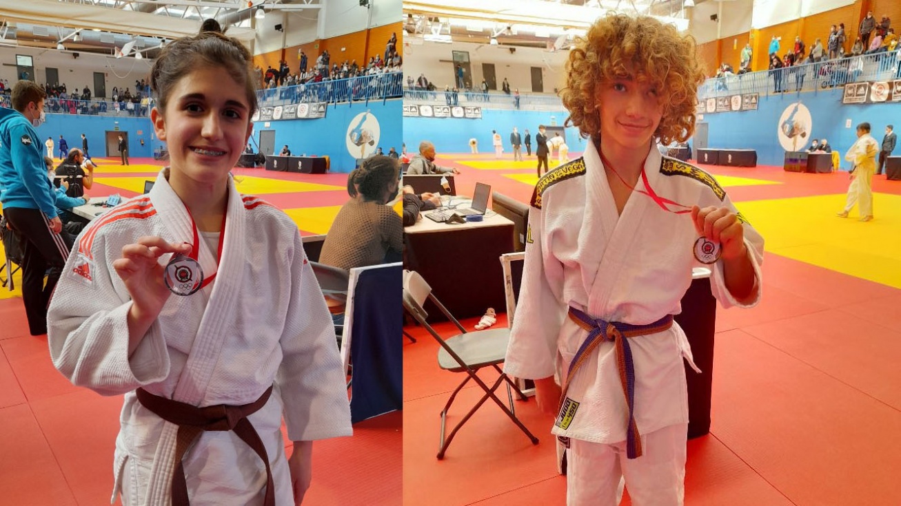 Paula Fernández e Iván Fraile con sus medallas. Paula Fernández e Iván Fraile con sus medallas.
