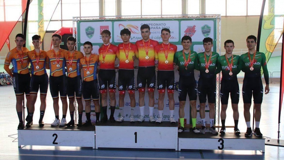 Alejandro Carpio junto a sus compañeros de selección en el podio.