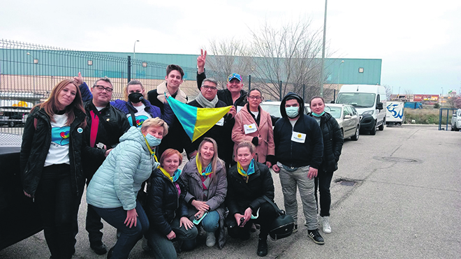 Vecinos y ciudadanos ucranianos residentes en Valdemoro voluntarios en las campañas solidarias de recogida de productos para Ucrania.