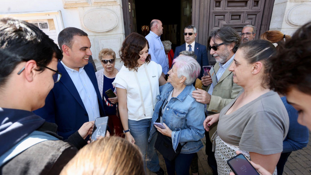 Isabel Díaz Ayuso, junto a Héctor Añover, en su visita ayer a Ciempozuelos.