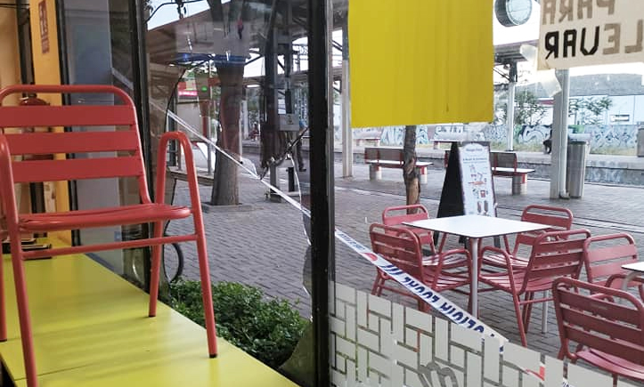 Los ladrones accedieron el local rompiendo uno de los cristales.