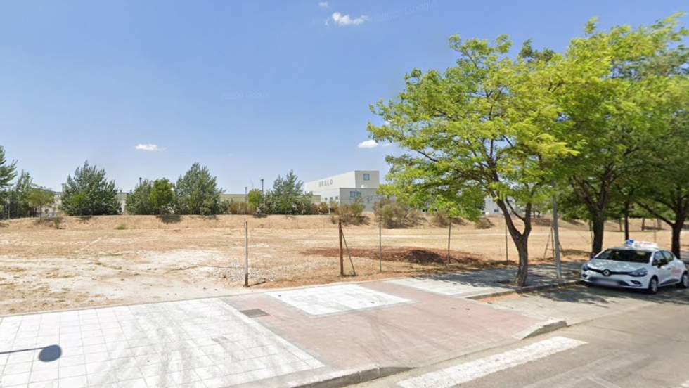 Parcela colindante con la calle Lucio Muñoz, en la que se ubicará el complejo deportivo.