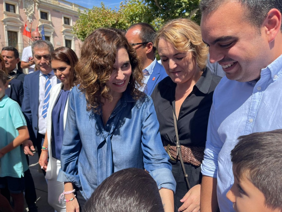 Isabel Díaz Ayuso junto a Héctor Añover, candidato del PP a la alcaldía de Ciempozuelos.