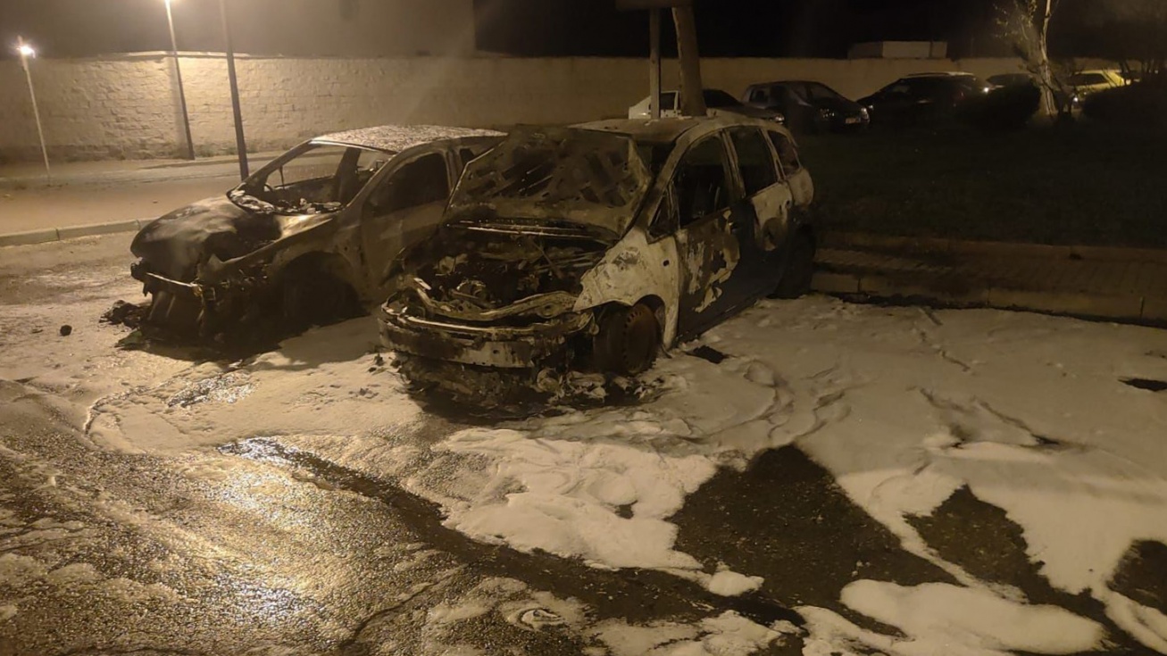 Dos de los coches quemados en la calle Ordesa.