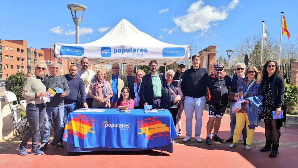 El PP de Pinto en una mesa informativa.