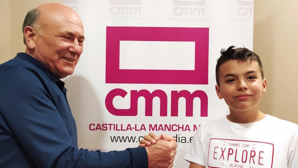 Marco Hellín junto a su abuelo, Eusebio Angulo.