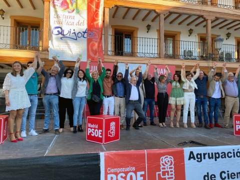La candidatura socialista, al finalizar el acto.