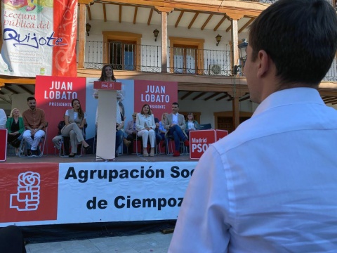 Juan Lobato escuchando la presentación de Raquel Jimeno.